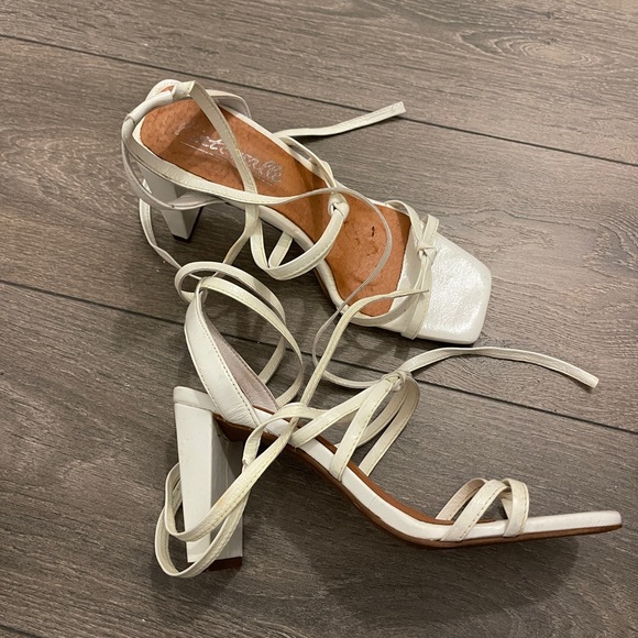 L’intervalle strappy white heels 🤍🦢🕊️ - Picture 4 of 8